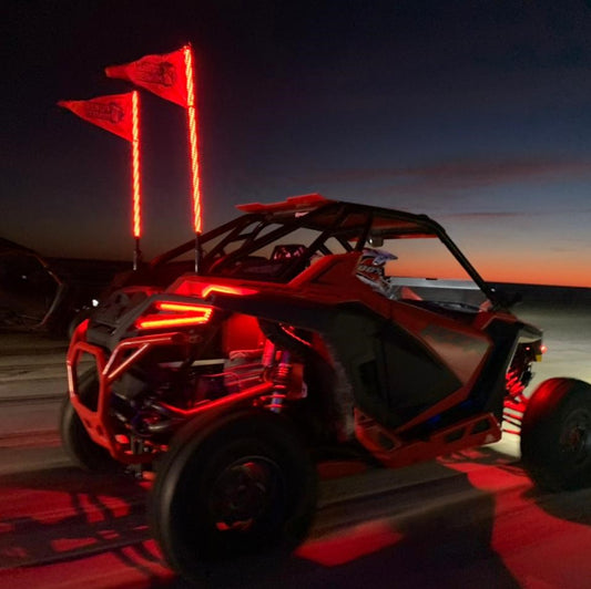 Antena/Latigo LED Roja de 1 metro en UTV. Aumenta la Visibilidad y la seguridad off-road con el Látigo LED de fibra flexible. Alta durabilidad y visibilidad extrema para tu 4x4 y UTV. ¡Envíos a Todo el País!