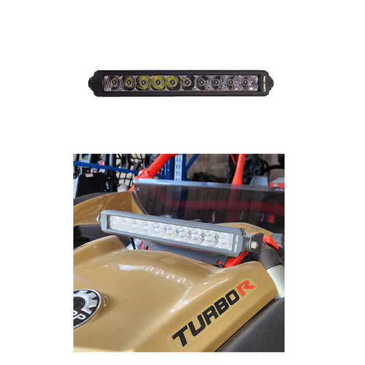 Barra LED 8D Slim Recta 12pulgadas colocada en un cuatri. Diseño delgado y óptica 8D de alta potencia. Ilumina tus caminos con un Haz COMBO (Spot/Flood) para 4x4, UTV y montaje discreto. IP68.