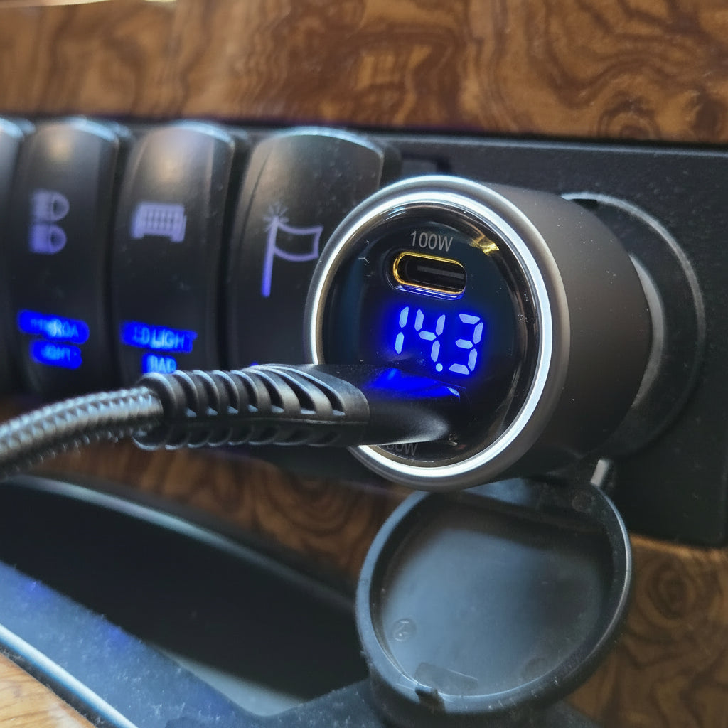 Cargador a Toma Encendedor 12V de 130W Con Voltimetro